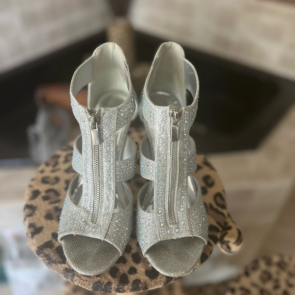 EUC- BLINGY ELEGANT HEELS WITH METALLIC BOTTOM BY SILVER SLIPPER SZ 9 - Picture 1 of 6